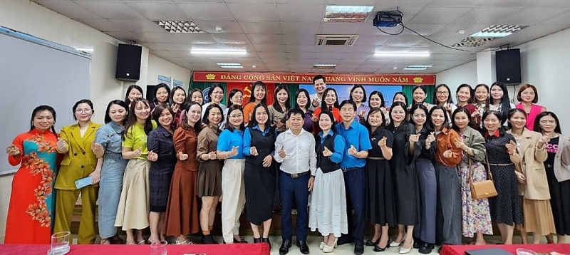 Nữ đoàn viên CĐCS Trung tâm kiểm soát bệnh tật Hà Tĩnh nghe nói chuyện về 